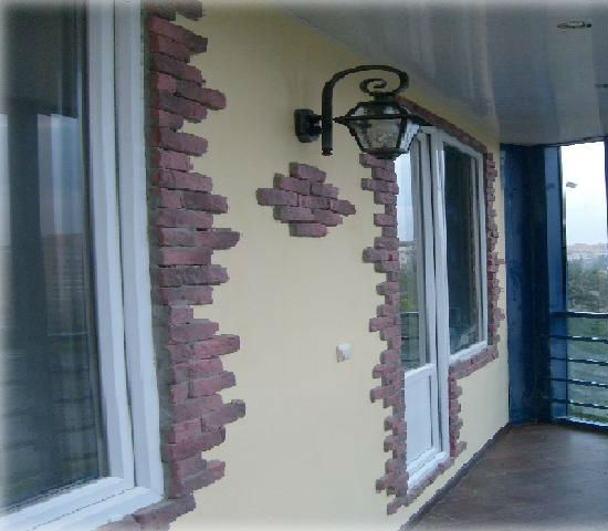 Декоративный камень и штукатурка на балконе